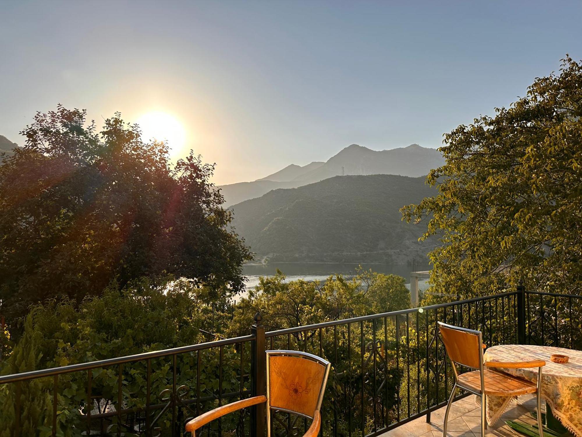 Lakeview Escape Koman Exteriér fotografie