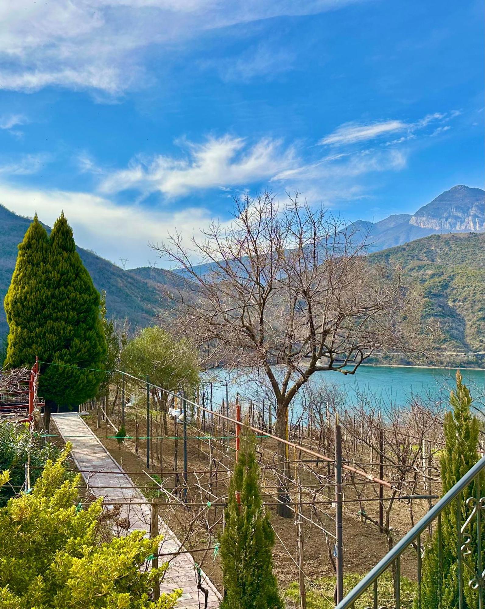 Lakeview Escape Koman Exteriér fotografie